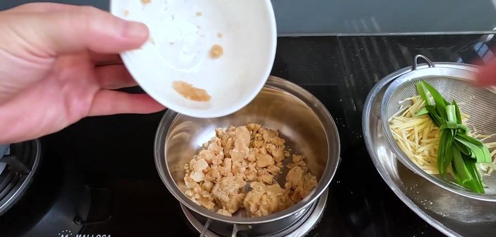Prepare the sugar water: Melt 150g of palm sugar (or other sugar) into a caramel color. Add 400ml of water, 100g of shredded ginger, and a few pandan leaves. Simmer for 15-20 minutes until thickened.