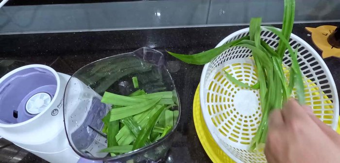 Wash and finely chop the pandan leaves. Blend with 3ml of water, then strain through a sieve to extract the juice. Refrigerate overnight.