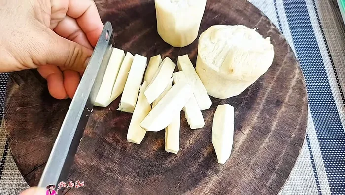 Cut the mushrooms into small threads.