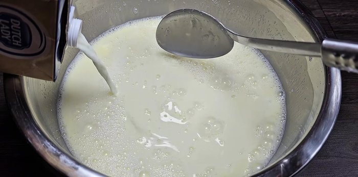 Add the remaining 2 liters of milk and VIP bim ram. Stir gently until everything is well combined.