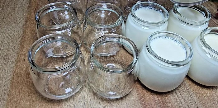 Pour the yogurt mixture into sterilized jars. Remove any gas bubbles from the surface.