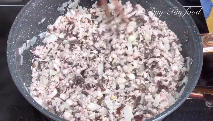 Add fried onions and pepper to the filling. Stir well and turn off the heat. Prepare boiled quail eggs.