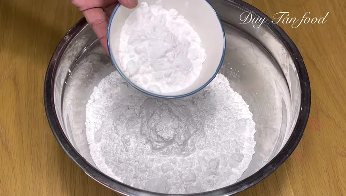 Mix the dough: Combine rice flour, tapioca starch, sugar, seasoning powder, and salt. Gradually add water while stirring until a smooth dough forms. Let it rest for 30 minutes.