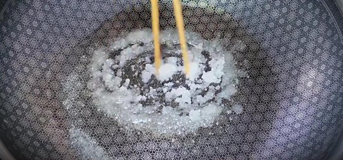 Add a tablespoon of cooking oil and sugar to a pan. Stir-fry over low heat until caramelized. Add the chopped lemongrass and sauté until fragrant and golden brown.
