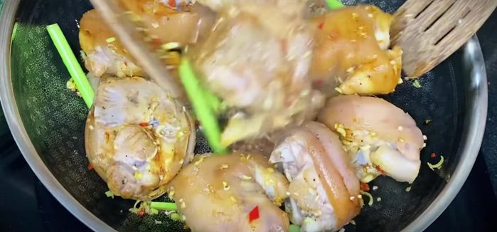 Add the marinated pork leg to the pan and stir-fry until it absorbs the spices and the color becomes more beautiful.