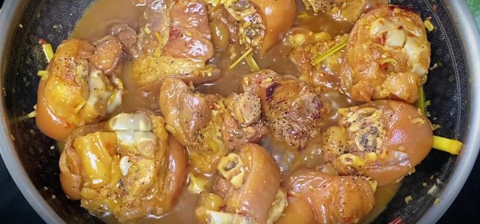 Arrange the braised pork leg on a plate and serve. You can pour some of the braising liquid over the rice or serve with vegetables.