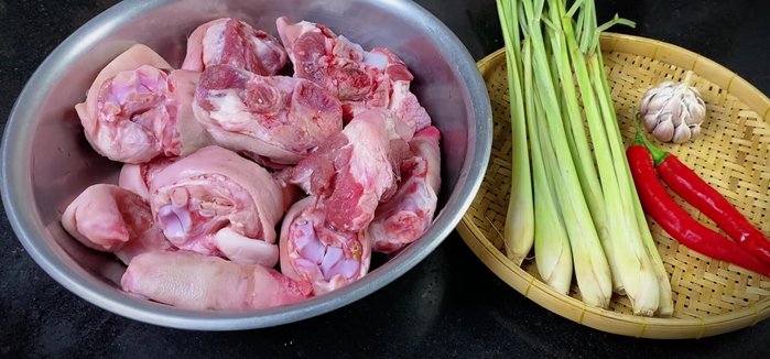 Chop the pork leg into bite-sized pieces. Put the pork leg in a pot of water with crushed lemongrass and half a tablespoon of salt. Boil to remove impurities.