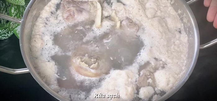Wash the pork leg thoroughly to remove any remaining dirt.