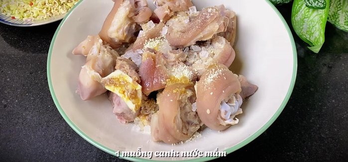 Marinate the pork leg with seasoning powder, rock sugar, fish sauce, oyster sauce, black soy sauce (or special soy sauce), and pepper. Add the chopped lemongrass, garlic, and chili. Marinate for at least 15 minutes.