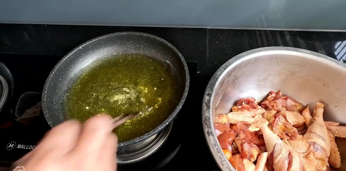 Heat up the pan and fry the chicken until golden brown and fragrant (about 20 minutes).