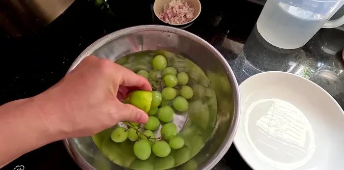 Wash and clean the grapes, soak them in diluted salt water. Cut potatoes and carrots into bite-sized pieces and fry until slightly golden brown.