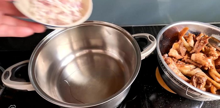 Add a little oil to the pan, fry minced shallots and garlic until fragrant and golden brown.