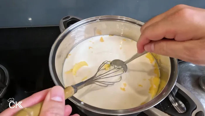 Melt the butter: Add 50g of butter to the milk mixture and stir until completely melted. The ratio of butter to cheese can be adjusted to your preference (1:3, 2:3, or 3:1).