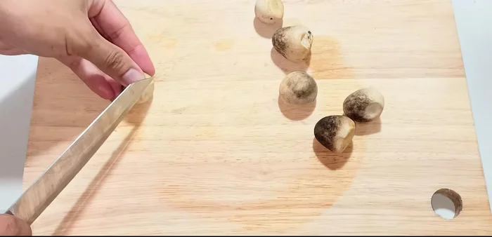 Wash and drain the straw mushrooms. If large, cut in half. Soak in salted water (salt and a little water) for 5 minutes.