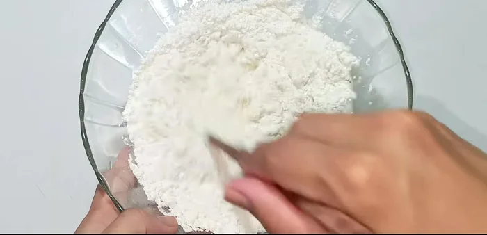 Mix the crispy fried flour with 100-120ml of water until thick, avoiding lumps.