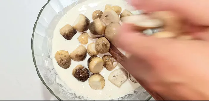 Drain the mushrooms again and add them to the flour mixture, ensuring even coating. Add seasoning powder and ground pepper.