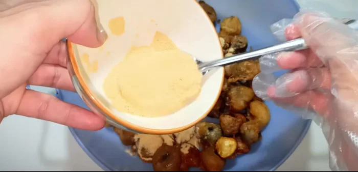 Mix the fried mushrooms with 3 tablespoons of salt-roasted flour (choose Vietnamese, Hong Kong, or vegetarian).
