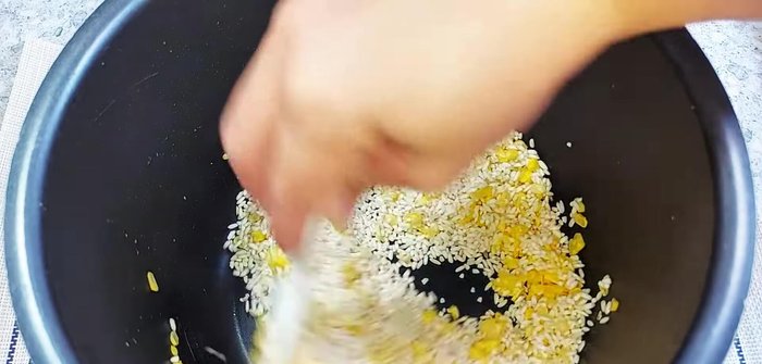 Add the thinly sliced corn and mix well.