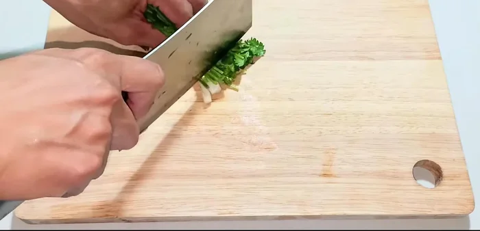 Wash the squash and water spinach thoroughly. Chop the coriander into small pieces.