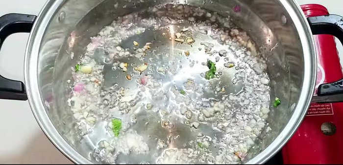 Add 1 liter of water to the pot.