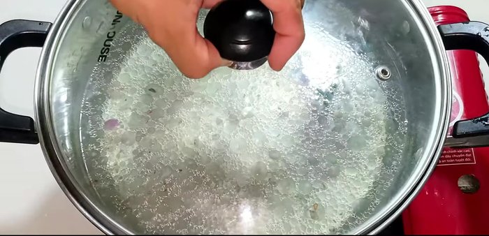 Bring the water to a boil, then add the squash. Cover and let it cook.