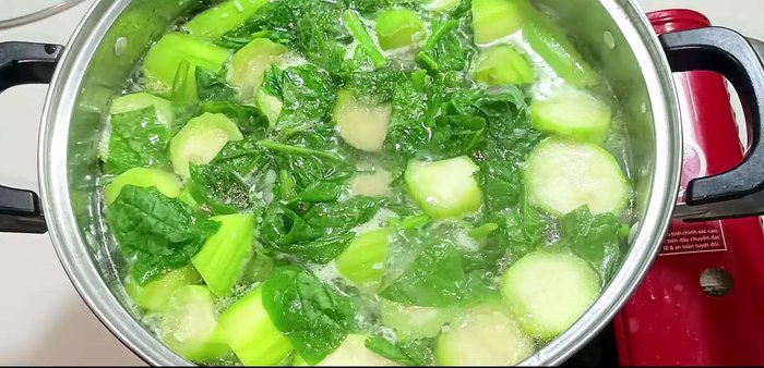 Add vegetarian seasoning, MSG, salt, and sugar to taste. Stir well.