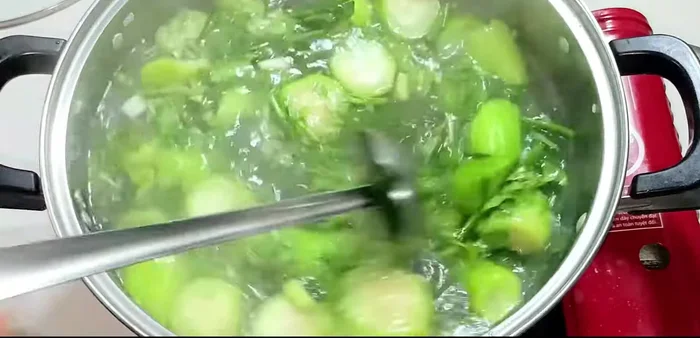 Add green onions and stir. Turn off the heat.