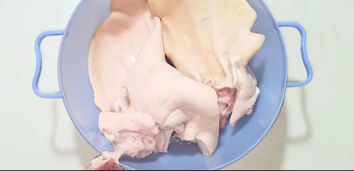 Clean the pork knuckles thoroughly. Remove any hair using a razor or blowtorch if needed. Wash multiple times.