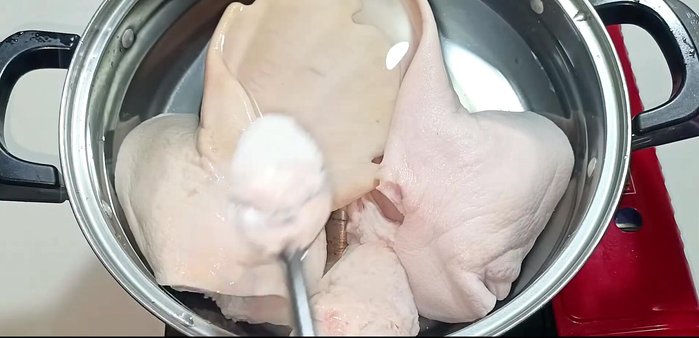 Boil the pork knuckles: In a pot, cover the knuckles with water. Add salt, lemongrass, ginger, green onions, lemon leaves, and white wine. Boil for 10 minutes, then flip and boil for another 10 minutes. Continue boiling for 10 more minutes.