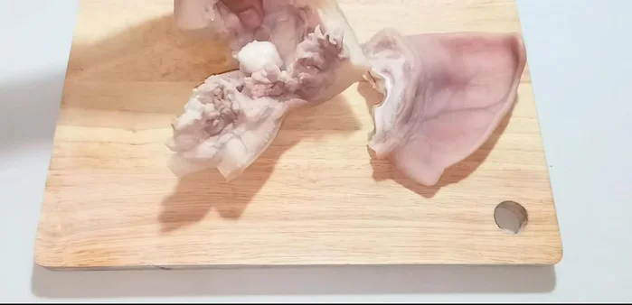 Cut the pork knuckles into desired pieces. (The recipe uses the lower part of the knuckle.)