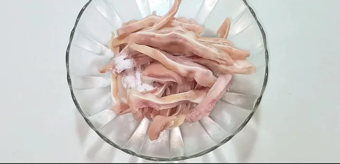 Marinate the pork knuckle pieces: Add salt and half a lemon (remove seeds) to the pork. Mix well.