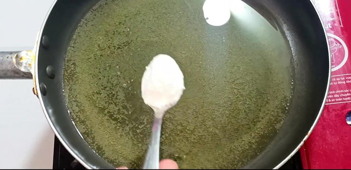Fry the pork knuckles: Heat cooking oil in a pan. Add a teaspoon of fried flour to prevent splattering. Fry the pork knuckles over medium heat until golden brown and crispy, stirring occasionally.