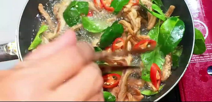 Add lemongrass and chili: Add the prepared lemongrass and chili peppers to the pan during the last minute of frying. Stir well.