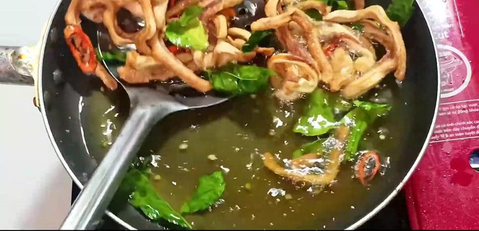 Drain the oil: Remove the fried pork knuckles and lemongrass from the pan and place in a basket to drain excess oil.