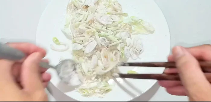 Prepare the lemongrass for extra crispness: Toss the lemongrass with fried flour. Fry separately in hot oil until crispy.