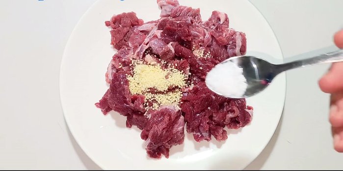 Marinate the thinly sliced beef with seasoning powder, MSG, sugar, ground pepper, wheat oil, and oyster sauce for 30 minutes.