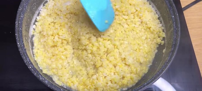 Season the cooked mung beans with 1 tablespoon of sugar and 1 teaspoon of salt. Mash the beans until smooth and simmer over low heat until thickened.
