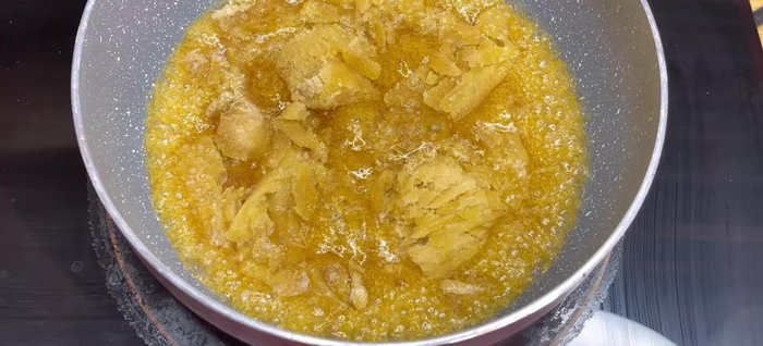Prepare the dough: Cook palm sugar (300g) in 400ml of water until dissolved and slightly caramelized. Add 1/2 teaspoon of salt.