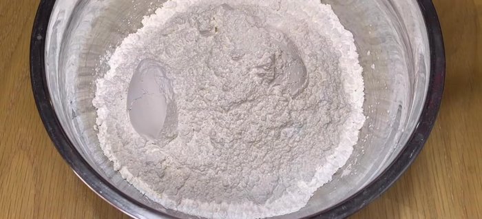 Gradually add the hot sugar water to the sticky rice flour (600g) while whisking until a smooth dough forms. Knead for 4-5 minutes, adding more hot water if needed until dough is smooth and elastic.