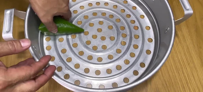 Steam the Banh It: Steam the wrapped cakes for 30-35 minutes over medium heat.