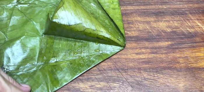 Cool and serve: Let the Banh It cool slightly before serving. For longer storage, open the bottom of the cake to release steam, then re-wrap for up to 2-3 days.