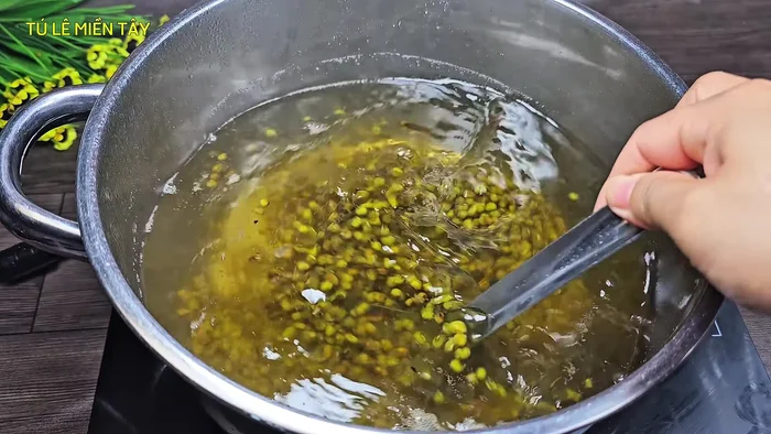 Boil the roasted green beans in water for 5 minutes, then discard the water and any foam. Add fresh water and boil again until the beans are soft.