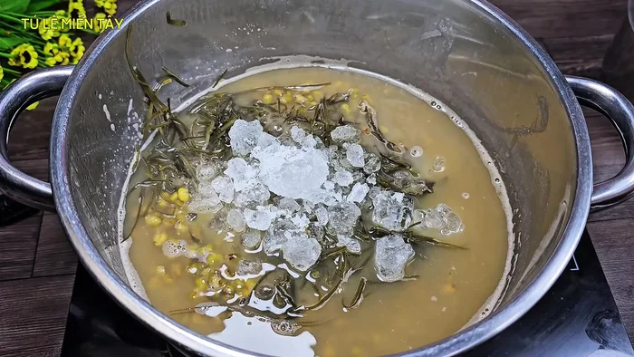 Add the seaweed, rock sugar, salt, and cooked lotus seeds (including the water used to cook them) to the pot of green beans. Stir well to dissolve the sugar.