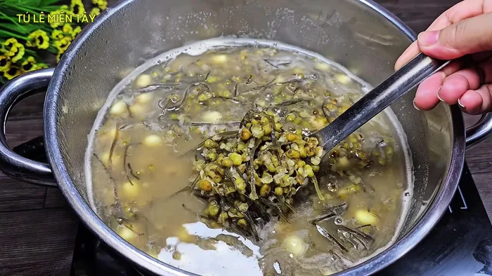 Bring the mixture to a boil again. The soup is ready!
