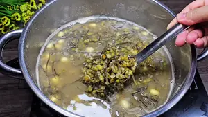 Cooling Green Bean Sweet Soup with Lotus Seeds & Seaweed