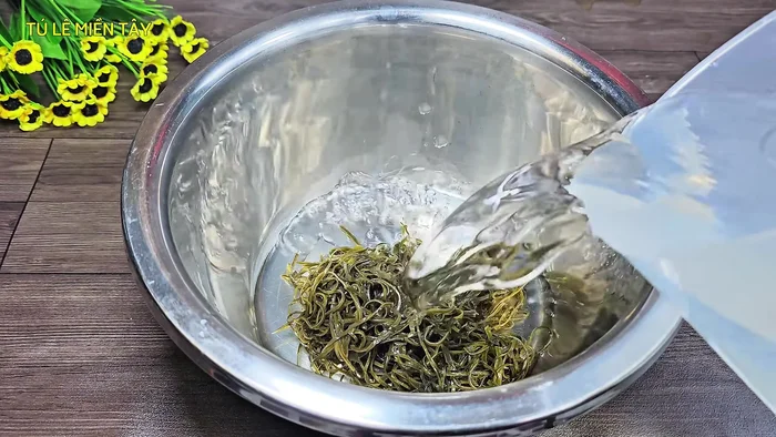 Wash the seaweed and soak it in water for 30 minutes to expand. Then, wash again and cut or leave it intact.