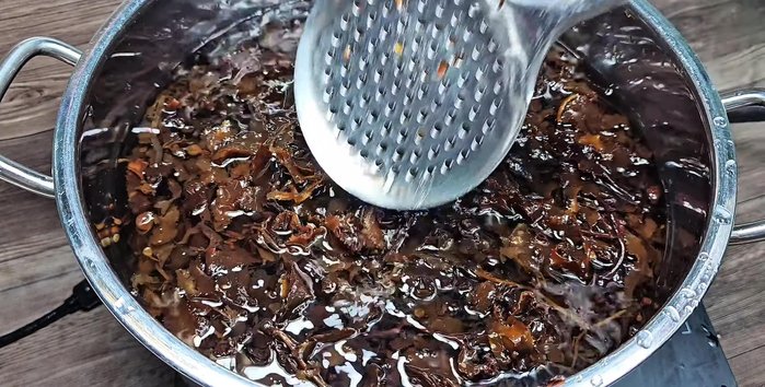 Combine the washed seaweed, pandan leaves, and crushed monk fruit in a pot with 8 liters of water. Bring to a boil over high heat.