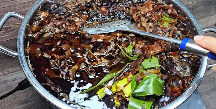 Once boiling, stir well to combine the seaweed. Simmer for 10 minutes.
