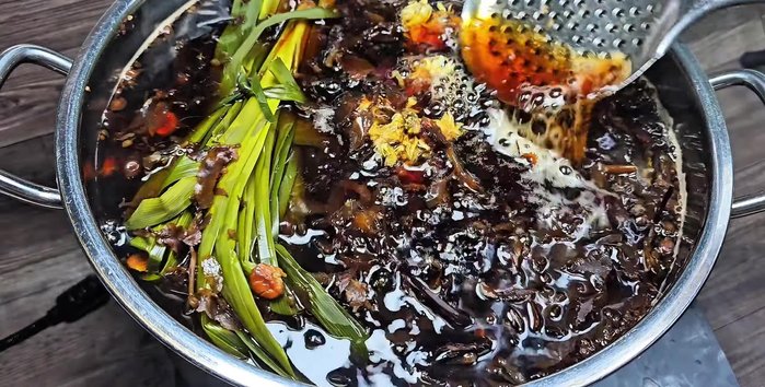 Add chrysanthemum flowers, reduce heat to medium, and simmer for another 10 minutes.