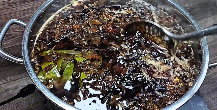 Turn off the heat and remove the seaweed using a sieve or cloth to filter out impurities.